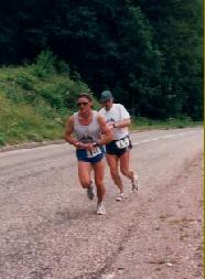Une coureuse et un coureur en action