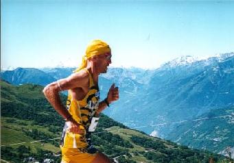 Coureur avec un paysage montagneux en fond