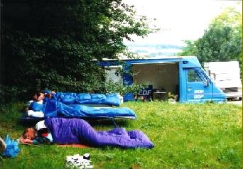 Coureurs dormant dans des sacs de couchage en pleine journée